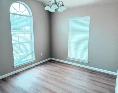 453 Strata Drive - Photo Thumbnail 10