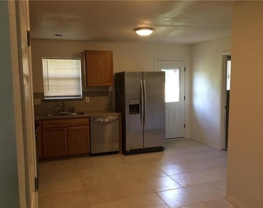 600 Pacific Street E - Photo Thumbnail 2