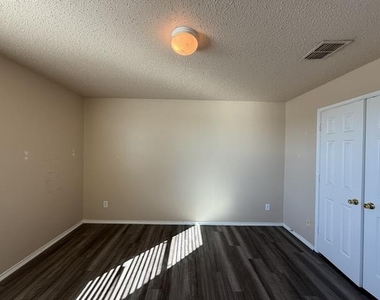 3625 Clydesdale Drive - Photo Thumbnail 4