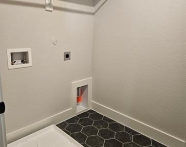 221 Chestnut Street - Photo Thumbnail 12