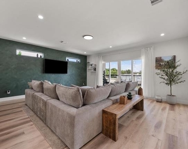 4029 Ivanhoe Lane - Photo Thumbnail 7