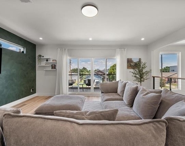 4029 Ivanhoe Lane - Photo Thumbnail 20
