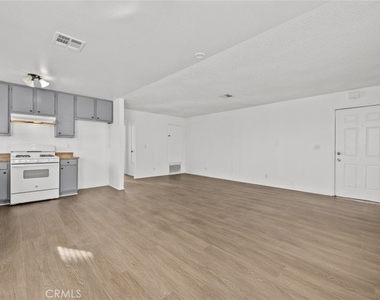 38501 Larkin Avenue - Photo Thumbnail 6