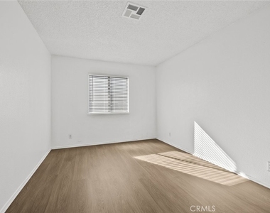 38501 Larkin Avenue - Photo Thumbnail 15
