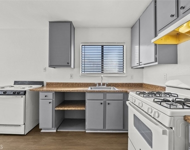 38501 Larkin Avenue - Photo Thumbnail 8