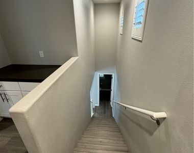 501 Villa Way - Photo Thumbnail 14