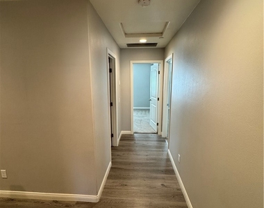 501 Villa Way - Photo Thumbnail 16