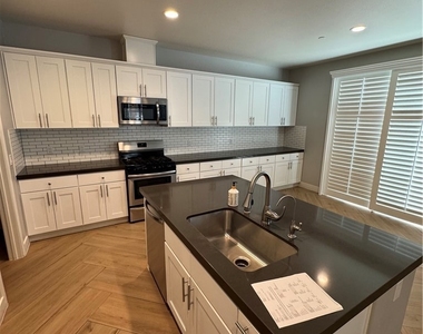 501 Villa Way - Photo Thumbnail 10