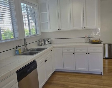 2122 N Hillhurst Avenue - Photo Thumbnail 3
