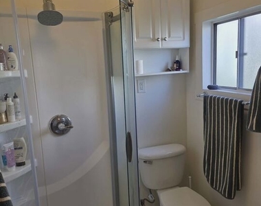 2122 N Hillhurst Avenue - Photo Thumbnail 9
