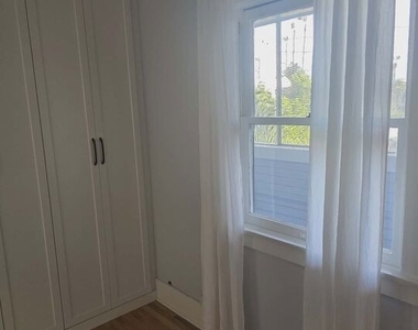 2122 N Hillhurst Avenue - Photo Thumbnail 11