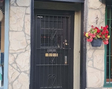 2122 N Hillhurst Avenue - Photo Thumbnail 17