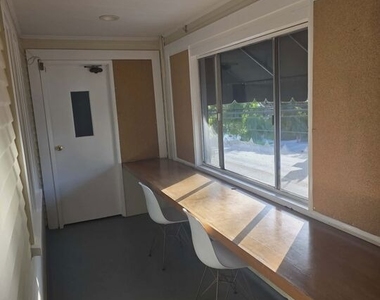 2122 N Hillhurst Avenue - Photo Thumbnail 13