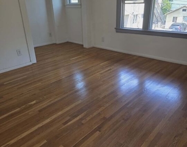 1275 N Wilton Place - Photo Thumbnail 3