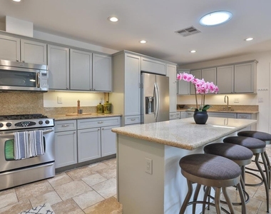 1421 Sunflower Circle N - Photo Thumbnail 10
