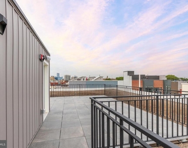 1533 Ridge Avenue - Photo Thumbnail 16