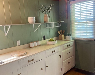 211 W Laurel Street - Photo Thumbnail 3