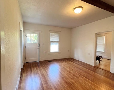 407 W 35th St - Photo Thumbnail 3