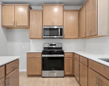 132 Condesa St - Photo Thumbnail 7