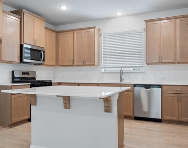 132 Condesa St - Photo Thumbnail 6