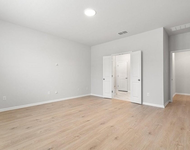 132 Condesa St - Photo Thumbnail 11