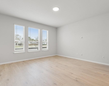 132 Condesa St - Photo Thumbnail 10