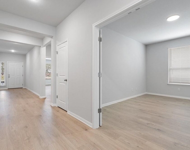 132 Condesa St - Photo Thumbnail 4