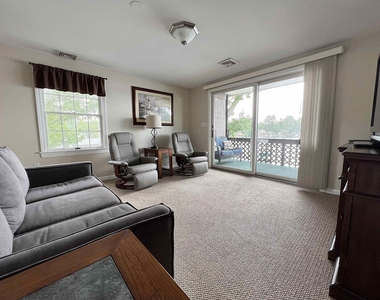 1011 Laconia - Photo Thumbnail 15