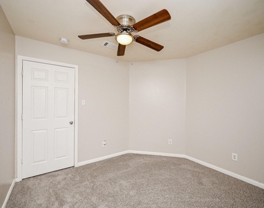 6127 Yorkglen Manor Lane - Photo Thumbnail 13