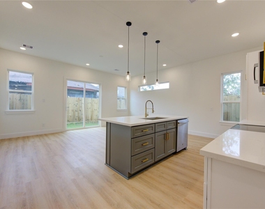 4029 Knoxville Street - Photo Thumbnail 6