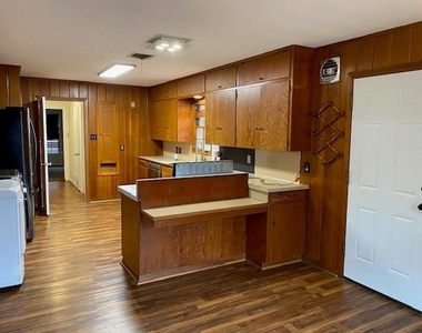 1210 Brazos Street - Photo Thumbnail 4