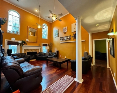 9303 Bent Spur Lane - Photo Thumbnail 4