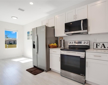 10452 Pendleton Avenue - Photo Thumbnail 2