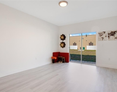 10452 Pendleton Avenue - Photo Thumbnail 6