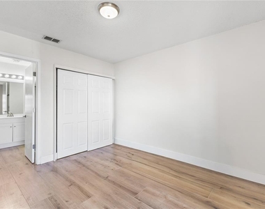 5606 Blue Shadows Court - Photo Thumbnail 11