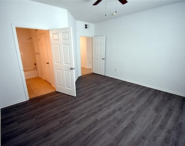 2000 Erving Circle - Photo Thumbnail 7