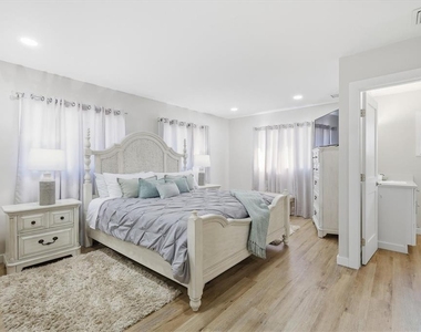 5247 Carmilfra Drive - Photo Thumbnail 15