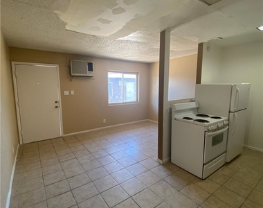 236 W Philadelphia Avenue - Photo Thumbnail 4