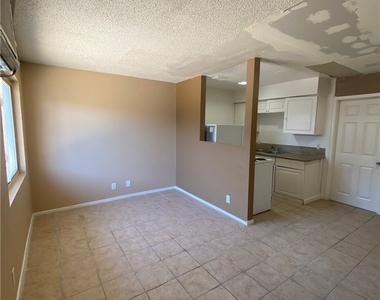 236 W Philadelphia Avenue - Photo Thumbnail 3