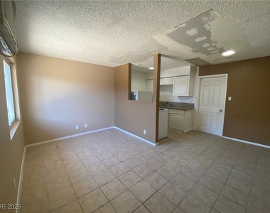 236 W Philadelphia Avenue - Photo Thumbnail 2