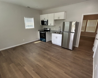 1635 2nd Street - Photo Thumbnail 3