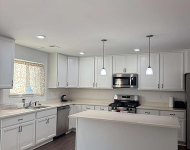 533 Traminer Way - Photo Thumbnail 1