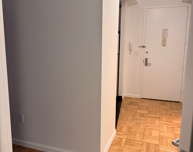 West 37th Street - Photo Thumbnail 7