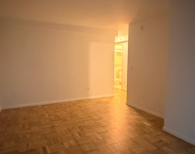 West 37th Street - Photo Thumbnail 6