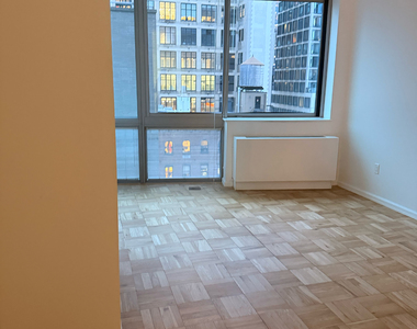 West 37th Street - Photo Thumbnail 1