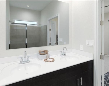600 Clover Creek - Photo Thumbnail 6