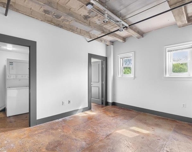 329 E Colorado Boulevard - Photo Thumbnail 11
