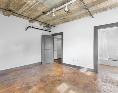 329 E Colorado Boulevard - Photo Thumbnail 10