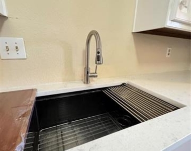 528 Post Oak Lane - Photo Thumbnail 8