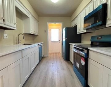 528 Post Oak Lane - Photo Thumbnail 5